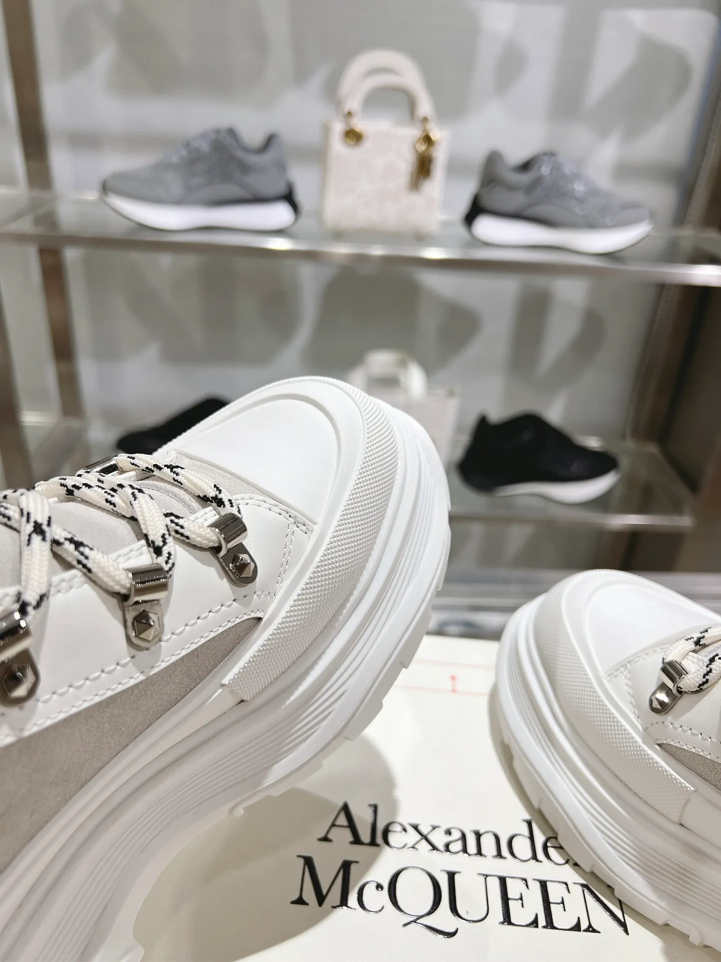 👟👟Ex-factory price 720👟👟 A lexander McQueen McQueen's latest thick-soled Martin boots, original 1:1 development, outsole original open-film TPU sole, fabric full-grain cowhide + high mercerized cowhide, lining sheepskin original hardware carabiner bottom height 5cm Size: #35-40 39-45